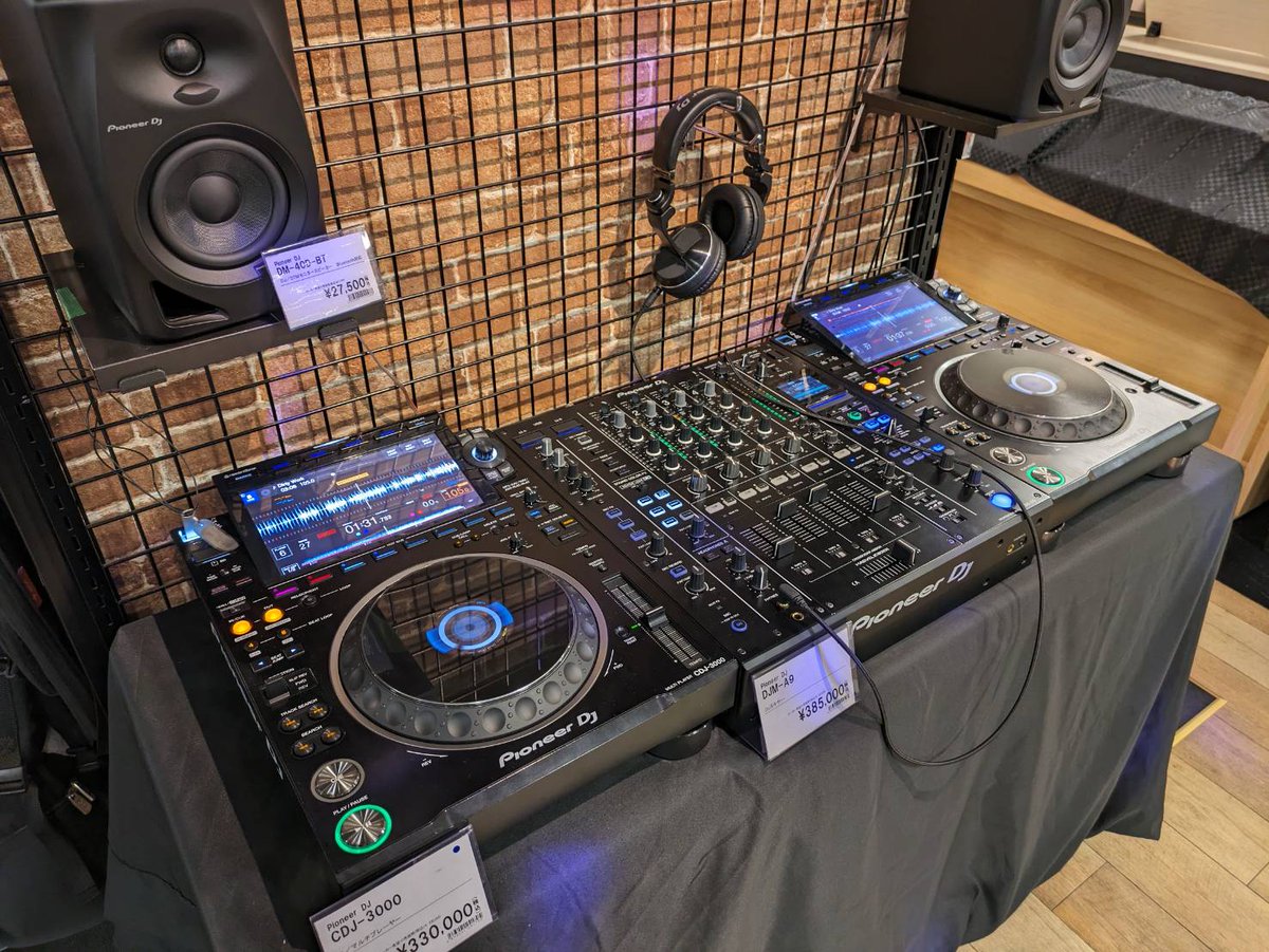 shima_ohmiya's tweet photo. 【#DigiFES】本日16時から、「新時代DJミックスセミナー」、大宮店はDigiFES期間中、普段展示しない機材も多数置いてます!#DJ14 さんの一流プレイを見て、店頭でDJも試せる貴重な空間です。常にバイブス上がる環境になってますので、お試し感覚でブイブイ言わせにきてください。 https://t.co/G6vbFlGrLB