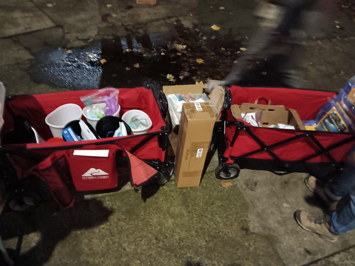 PDXMutualAidNet's tweet image. Consistency is key, and we have consistently been going out every Wednesday night in downtown Portland to get distribute supplies to those who need them.

We offer snacks, water, blankets, tents, medical supplies, sewing kits, and more.