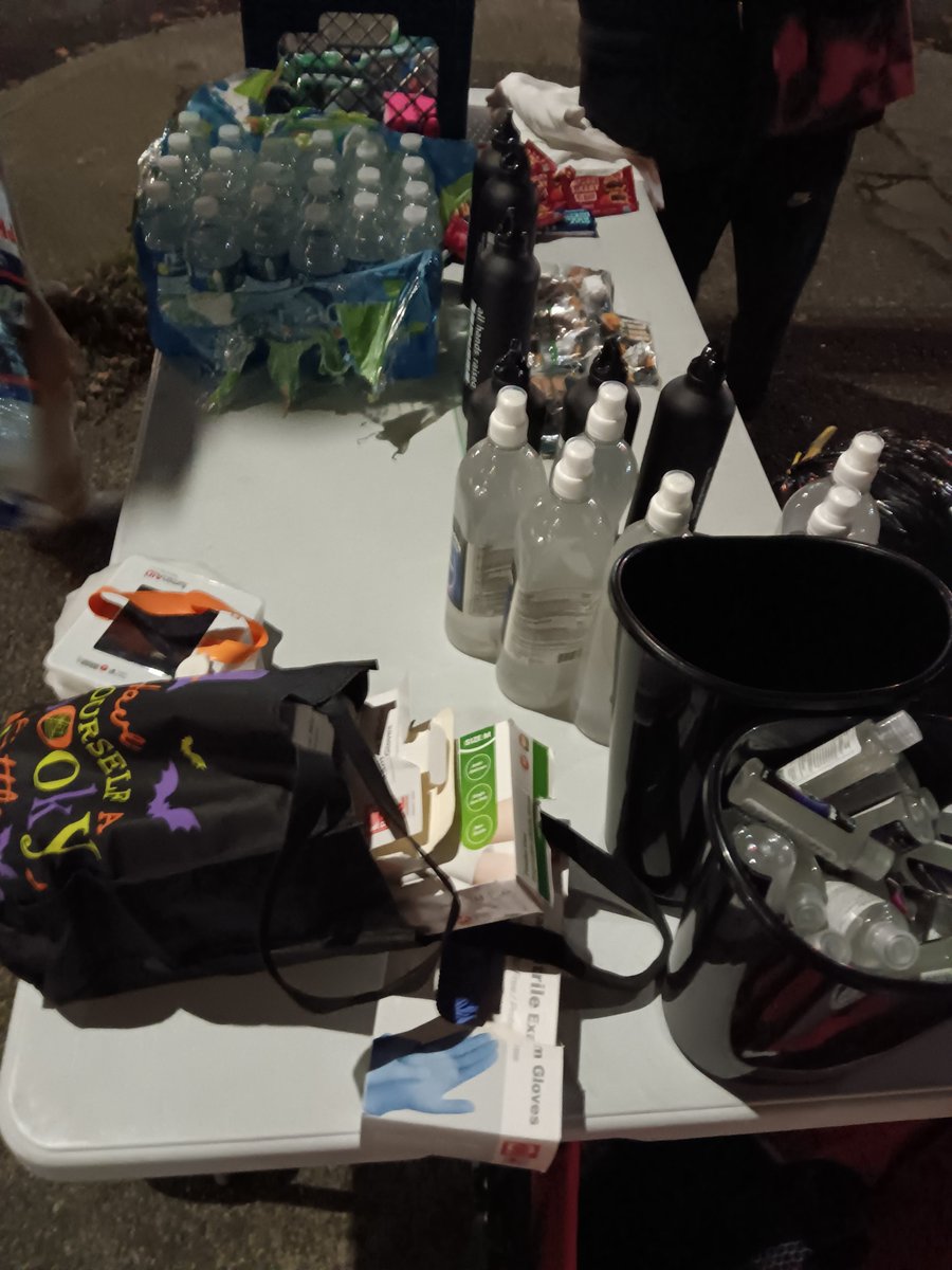 PDXMutualAidNet's tweet image. Consistency is key, and we have consistently been going out every Wednesday night in downtown Portland to get distribute supplies to those who need them.

We offer snacks, water, blankets, tents, medical supplies, sewing kits, and more.