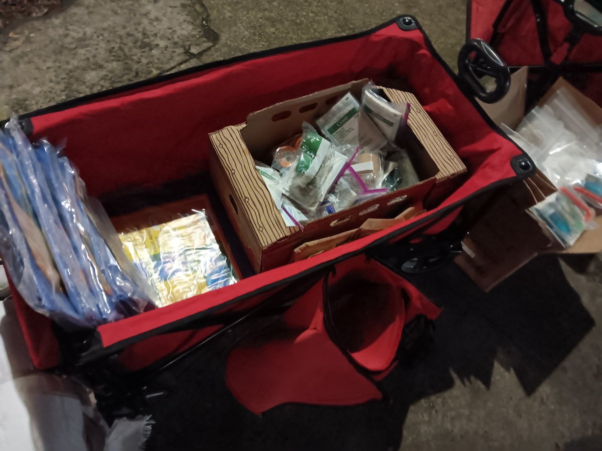PDXMutualAidNet's tweet image. Consistency is key, and we have consistently been going out every Wednesday night in downtown Portland to get distribute supplies to those who need them.

We offer snacks, water, blankets, tents, medical supplies, sewing kits, and more.