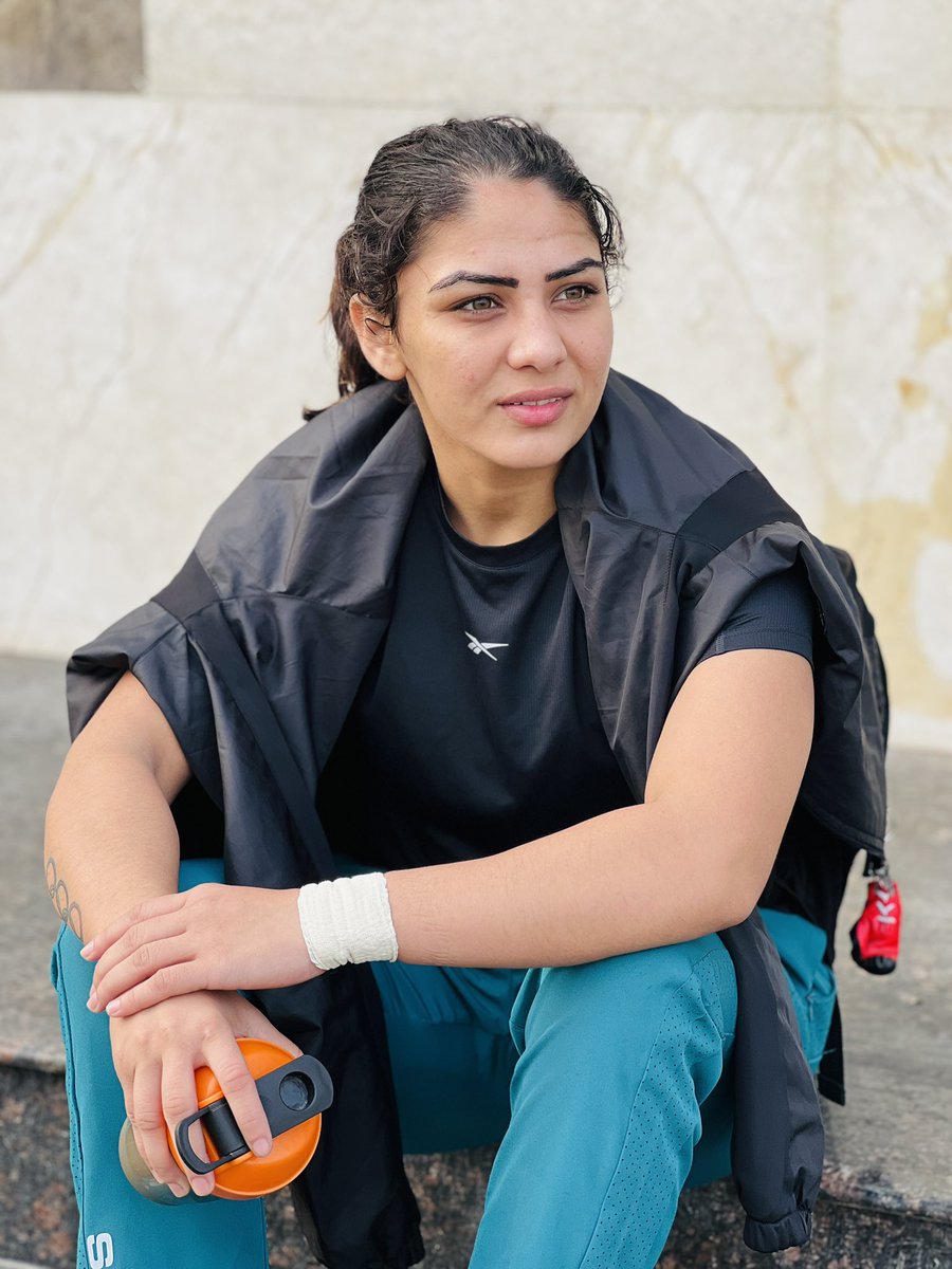 घायल तो यहां हर परिंदा है,
मगर जो अंत तक लड़ा वहीं जिंदा है!