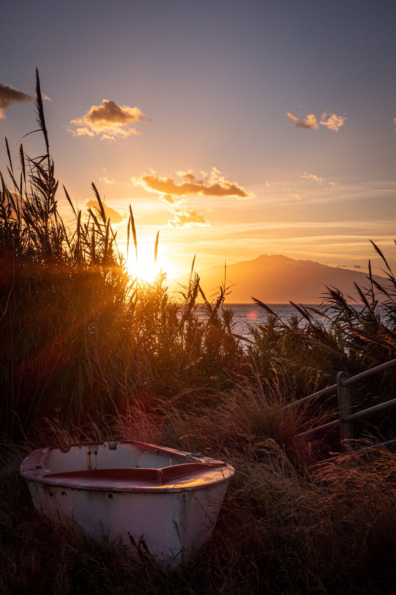 Pour ce #jeudiphoto, c’est l’Etna qui se dessine sur le ciel du soir, quelque part au bout de la Calabre.
Belle journée les amis, la mienne commence déjà…