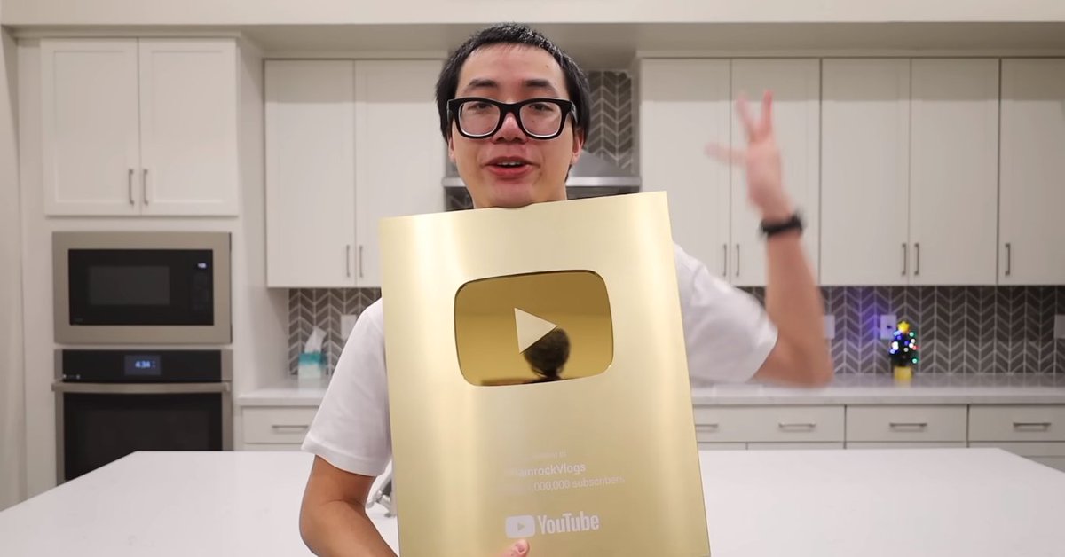 plainrooktweits's tweet image. You&apos;ve all have been probably wondering why my kitchen it different. Well it&apos;s because I need a house that shows how much money I actually have (also don&apos;t mind me WEIRDLY FLEXING my 1 Million Subs Playbutton for my Vlog channel)