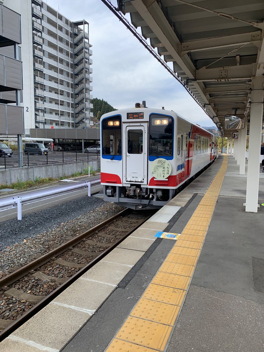 goahead_shigeru's tweet photo. 「三鉄車両で行く！大船渡線乾杯列車」到着❗️JRの企画で定員一杯の80人のお客様が気仙沼へ。往復、一ノ関/気仙沼の地酒とクラフトビール付き、バスで行く内湾でも、また🍺🍶OK到着時点で皆さん超ご機嫌、それにしてもホヤぼーや人気は凄いです。写真撮影希望でホームが溢れそうでした‼️ https://t.co/YQw2sfSV4N