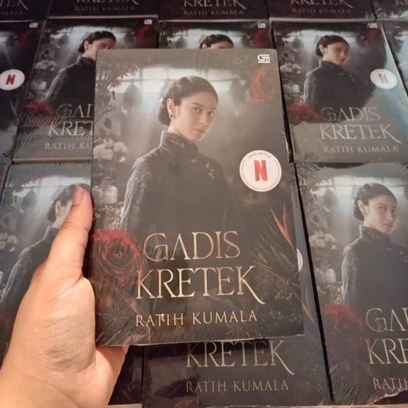 dr_chaku's tweet photo. Sejak siri "Gadis Kretek" disiarkan di Netflix, ramai yang mencari naskah asal Gadis Kretek dalam bahasa Indonesia, lagi-lagi yang muka hadapan ada Dian Sastro. Malam tadi kami dah urus 31 tempahan pertama.

Gadis Kretek mengisahkan tentang Pak Raja yang sedang nazak, menyebut nama seorang wanita bernama Jeng Yah, yang bukan isterinya, lantas menyebabkan ketiga-tiga waris empayar rokok Kretek Djagad Raja berasa resah. 

Didorong oleh keinginan terakhir bapa mereka untuk bertemu JengYah , Lebas, Karim, dan Tegar bersabung nyawa menempuh pelbagai rintangan untuk mencari wanita itu di seluruh pelusuk Jawa. 

Perjalanan mereka mendedahkan rahsia perniagaan dan keluarga, termasuk asal-usul Kretek Djagad Raja dan kisah cinta bapa mereka dengan Jeng Yah, pemilik jenama rokok terkenal Kretek Gadis. 

Gadis Kretek adalah cerita tentang cinta dan pencarian diri yang berlatarbelakangkan pelbagai bandar di Indonesia dari zaman penjajahan Belanda hingga kemerdekaan.

Jika kalian suka adaptasi Netflix untuk kisah ini, maka novel Gadis Kretek ini adalah naskhah wajib baca untuk kalian. Ia jauh lebih mendalam dan terperinci.

Buat masa ini, kami masih buka tempahan untuk 100 naskah terakhir kerana stok hampir habis di seluruh 50 rangkaian Gramedia. Tak pasti bila lagi cetakan edisi istimewa ni akan siap, biasanya sebulan dua, mungkin juga tidak akan dicetak lagi. 

Jadi, kalau kalian nak dapatkan karya "laku keras" ini dalam bahasa asal, silakan tempah segera melalui link dibawah. Stok terhad akan tiba di KL pada rabu depan. 

Link untuk tempahan. 

https://t.co/Xvg7qb550n

Siapa cepat, dia dapat!