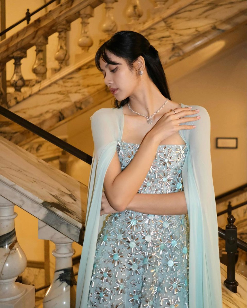 LISAGalleryDC's tweet photo. 231123 쁘별

It has been such a great honor to be part of this special Korean State Banquet at the Buckingham Palace🤍 

@BLACKPINK #LISA #MONEY 
#블랙핑크 #리사 #LALISA https://t.co/k4xQtqUZgM