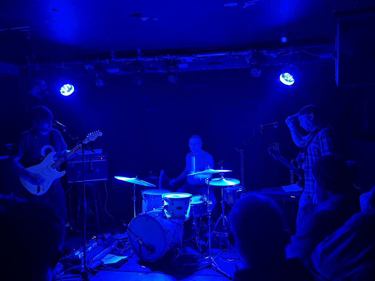 Terrific gig at @WaitingRoomN16 with @steveranger watching @DecliningWinter and @epic45. Two excellent bands at the height of their powers. Lovely stuff.