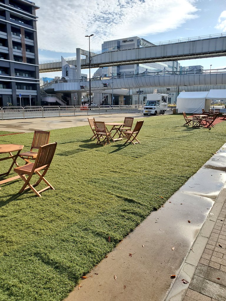 千葉市役所近くの国道沿いで、マリンスタジアムの人工芝に触れられる