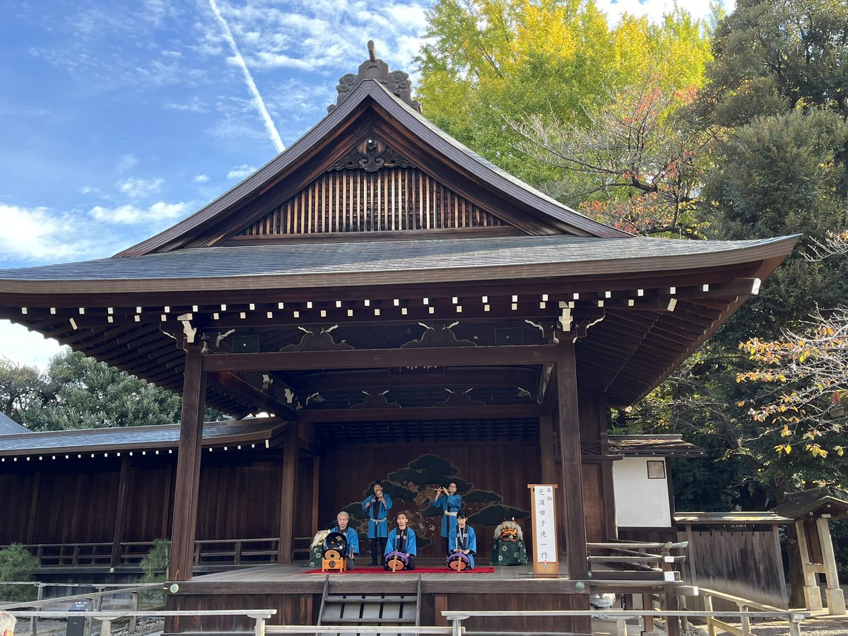 本日は新嘗祭です。午前10時から本殿にて祭典が斎行されます。境内では餅つきが行われており賑わっています。