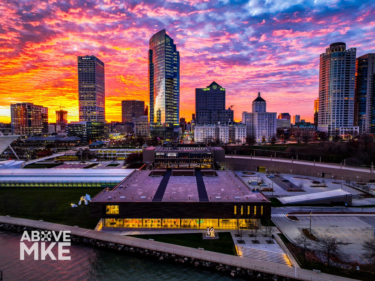 abovemke's tweet photo. I think it's safe to say we're all thankful for how beautiful the city of Milwaukee is. I've seen a lot of sunsets, but this might be in the Top 5 of all-time so far. Super grateful to capture this city in all of its prime moments like this! 🌇
#Milwaukee #Wisconsin #sunset https://t.co/NCXYAfq46f