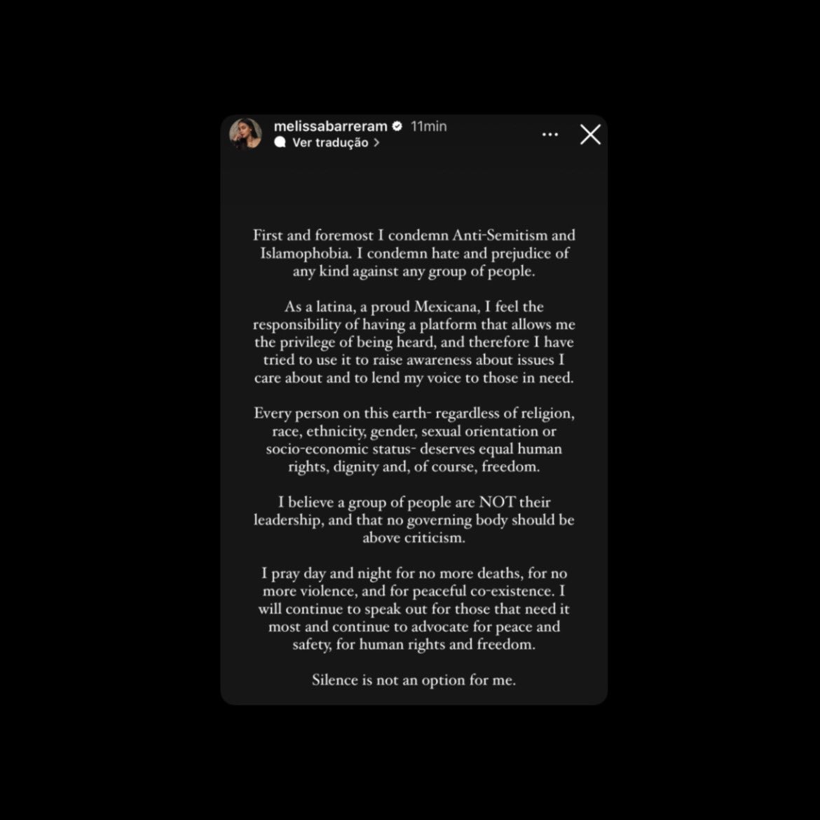 qgscream's tweet photo. GIGANTE! Melissa Barrera se pronunciou no Instagram após os últimos acontecimentos:

Em primeiro lugar, condeno o antissemitismo e a islamofobia. Eu condeno o ódio e o preconceito de qualquer tipo contra qualquer grupo de pessoas.

Como latina, sou uma mexicana orgulhosa e sinto a responsabilidade de ter uma plataforma que me permita o privilégio de ser ouvida e, portanto, tentei usá-la para aumentar a conscientização sobre questões com as quais me importo e emprestar minha voz aos necessitados.

Toda pessoa nesta terra, independentemente da religião, raça, etnia, gênero, orientação sexual ou status socioeconômico, merece possuir direitos humanos iguais, dignidade e, é claro, liberdade.

Acredito que um grupo de pessoas NÃO é sua liderança, e que nenhum órgão governamental deve estar acima das críticas.

Eu rezo dia e noite para que não hajam mais mortes, por menos violência e por coexistência pacífica. Continuarei a falar por aqueles que mais precisam e continuarei a defender a paz e a segurança, os direitos humanos e a liberdade.

O silêncio não é uma opção para mim.