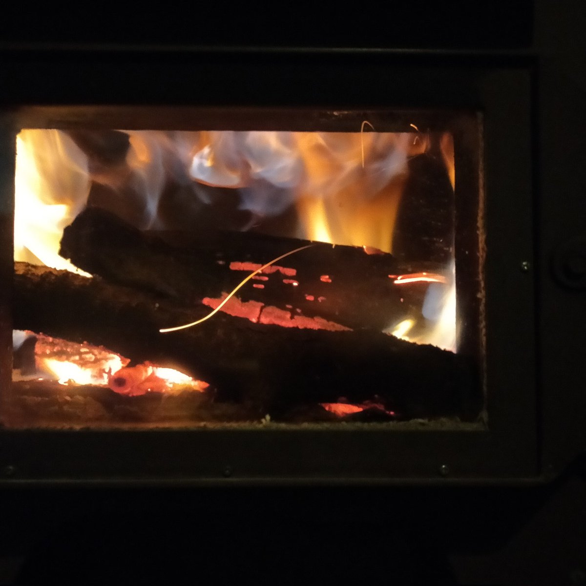 １２／２
夜かふぇ
18時00分〜21時00分
焚き火　と　薪ストーブ
と　ハバネロカレー　で
ほっこり　😋

※火の粉が飛びます。
※服装留意。

#古民家カフェ