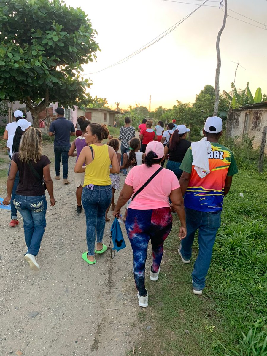 ¡Casa a Casa en defensa del Esequibo!

Comando de Campaña #VenezuelaToda junto a líderes, lideresas en unión Civico-Policial se desplegaron en casa a casa en las comunidades del Eje del Corredor en la Parroquia Río Chic

El Esequibo es de Venezuela🇻🇪
#MiTierraNoSeNegocia