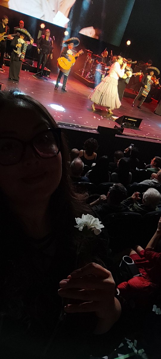 virginiarz's tweet photo. Semana a tope, peeeeero es miércoles de concierto 🤩

@NataliaJimenez en #Valencia me ha encantado ❤️
Ya hice #spam de stories en Instagram https://t.co/vmRIIGcQxL