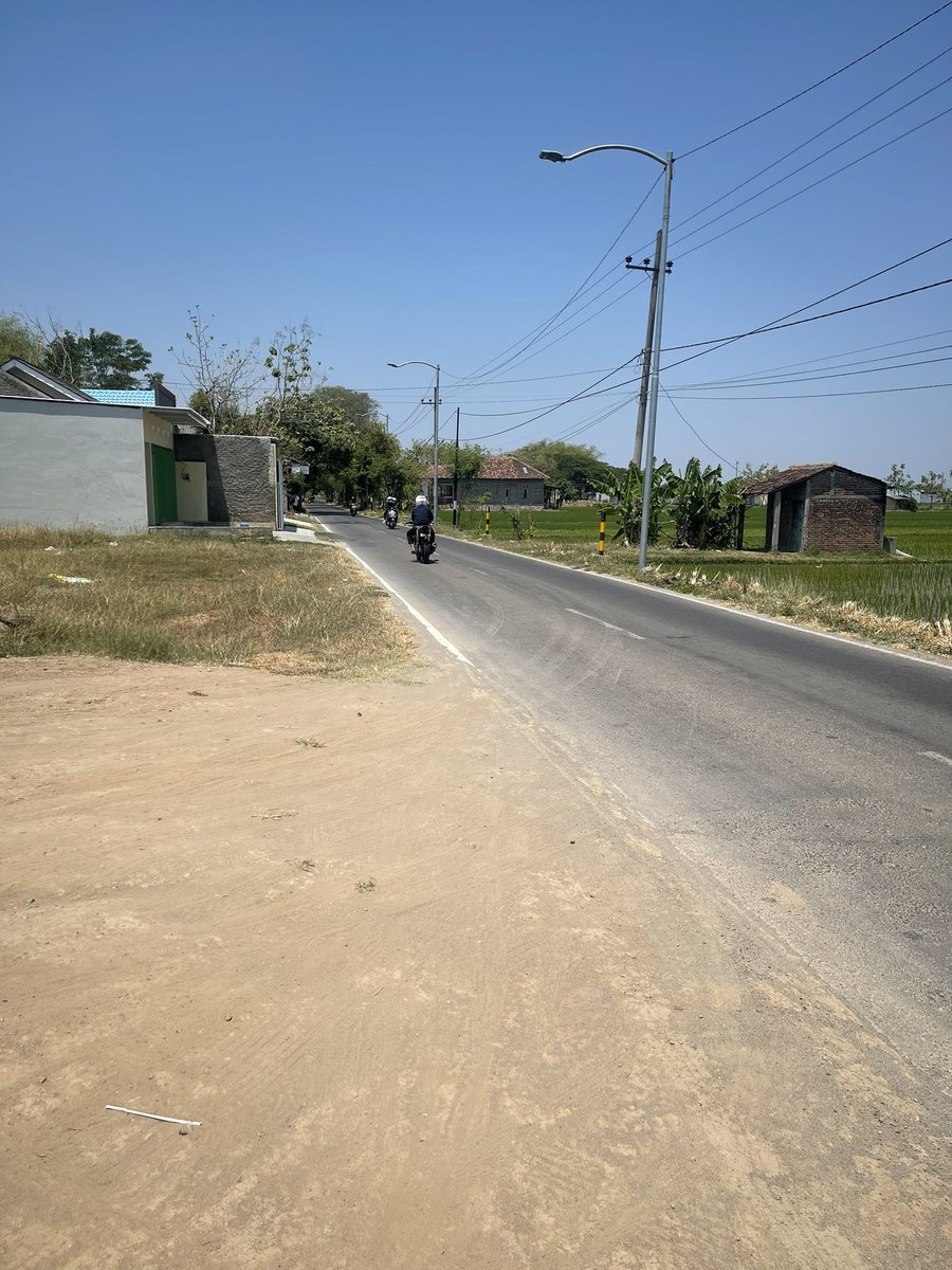 nijarrr's tweet photo. Iki seng madiun gak enek seng golek lemah temenan ta? Pinggir dalan terus SHM jenengku dewe. Duduk warisan lo ya, mbiyen aku tuku dewe. 

Luas 370m. 850jt ae, tenang sek oleh nego kok.
Timbang mbok gawe ngeslot hayo. https://t.co/j4NK6RTRW6