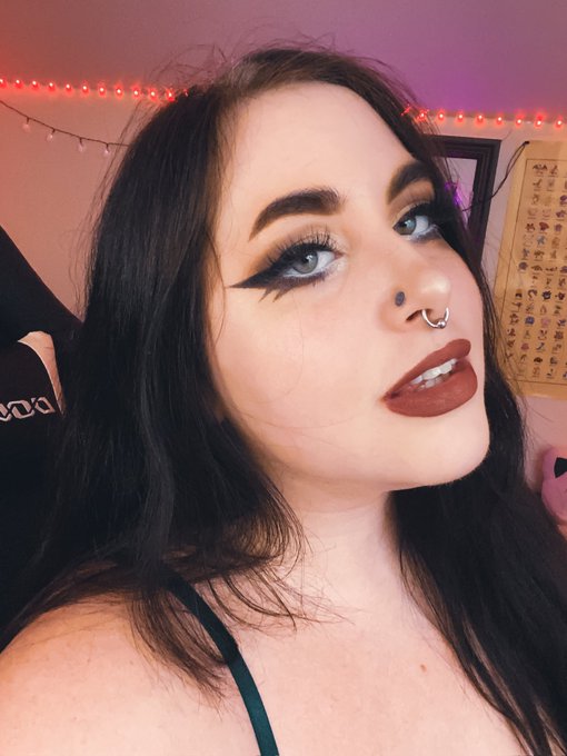 I&rsquo;m logging back online solo in about 30 min for round two 😈 https://t.co/XGfwmdg2fV