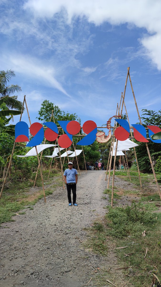 Kerja-kerja seni instalasi semacam ini selalu menumbuhkan kekaguman. Menyatu dan tidak memaksa, sarat pertimbangan estetika.

Komposisi sebelum atrian menggejala. 

#ngayogjazz2023
#gancahan 

<a href="/ngayogjazz/">NGAYOGJAZZ 2025</a>