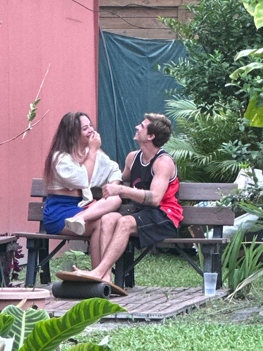 alicejroficial's tweet photo. 🚨🚨 URGENTE! 🚨🚨

Influenciadora trans Alice Júnior é flagrada flertando com surfista misterioso na Ilha do Mel. 🔥

👀👀👀 https://t.co/1LvzZWoU5T
