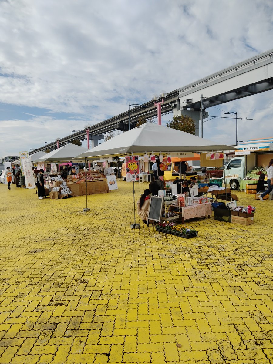 MinaniOk's tweet photo. まもなく！１０時から！
ダイハツマルシェ！
ダイハツ東京Ｄモール立川ポテトロード店で開催！
１５時までですが、是非来てみてね〜 https://t.co/d18MmLaDmm