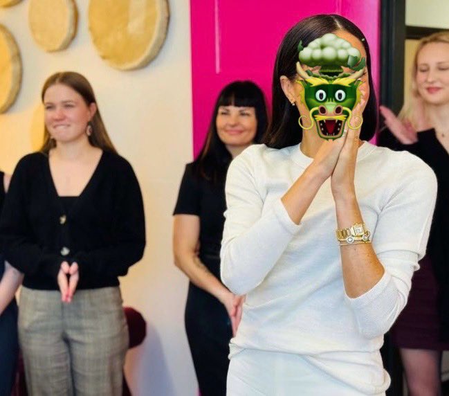 MrMrsHenryWales's tweet image. 😂😂😂Snarkel M can not help herself!! 🚨🚨😳It is always about the camera angle because Daddy taught her hot to 
STRIKE A POSE! 🫣🫢😹🤭🤣😹😂😂
#MeghanMarkIeisanarcissist 
#MeghanMarkleEXPOSED #Table12
#AlienFacedKnees #ComeAtMeAgain