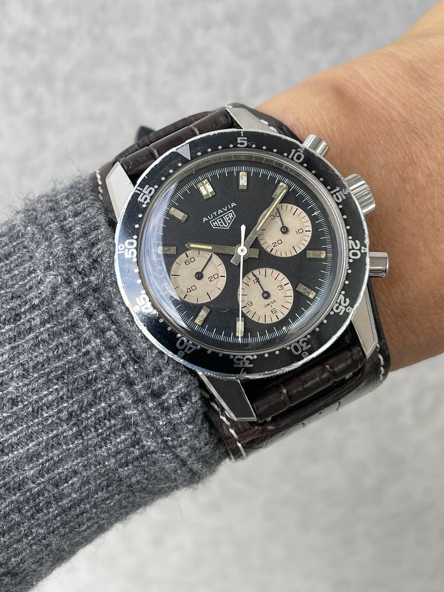 xsO3OrwmhjDFlXJ's tweet image. おはようございます🌤️

寒くて乾燥したヴィンテージ日和ですね。

伝説のF1ドラバー🏁、ヨッヘン•リントが着用していた事が知られているホイヤーオータビア Ref.2466Cとレーシーなカスタムストラップ040（松下庵）の組合せです。
#heuerautavia #heuer #chronograph #mataushita_an