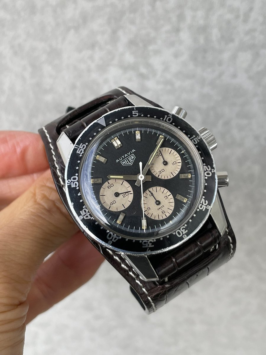 xsO3OrwmhjDFlXJ's tweet image. おはようございます🌤️

寒くて乾燥したヴィンテージ日和ですね。

伝説のF1ドラバー🏁、ヨッヘン•リントが着用していた事が知られているホイヤーオータビア Ref.2466Cとレーシーなカスタムストラップ040（松下庵）の組合せです。
#heuerautavia #heuer #chronograph #mataushita_an