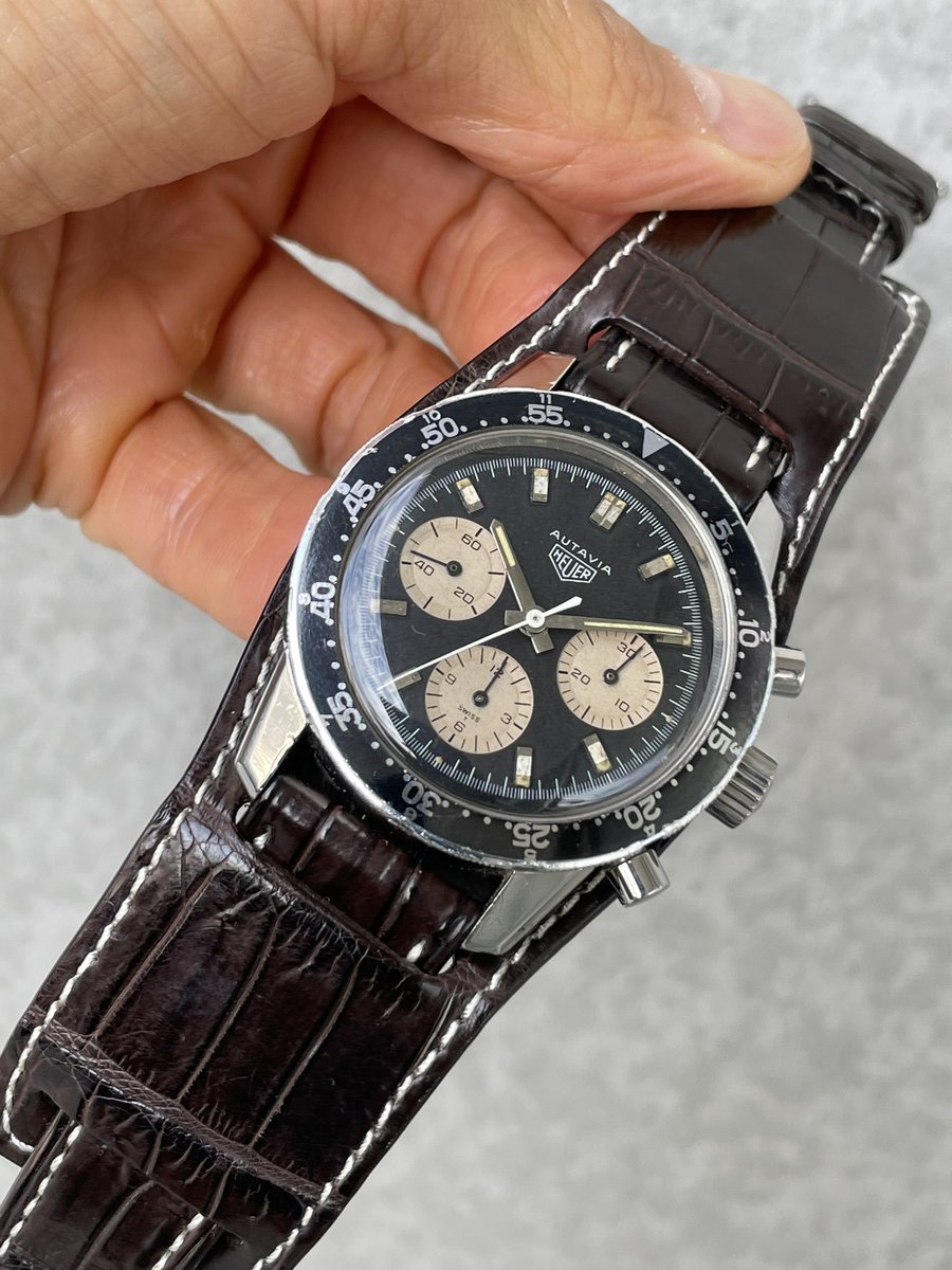 xsO3OrwmhjDFlXJ's tweet image. おはようございます🌤️

寒くて乾燥したヴィンテージ日和ですね。

伝説のF1ドラバー🏁、ヨッヘン•リントが着用していた事が知られているホイヤーオータビア Ref.2466Cとレーシーなカスタムストラップ040（松下庵）の組合せです。
#heuerautavia #heuer #chronograph #mataushita_an