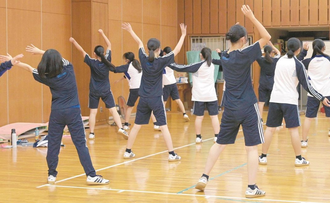 zikatu1's tweet photo. この体操服、紺色だから下着が透けにくい。ポリエステル素材で、速乾性も高く洗濯後もすぐ乾く。汗染みも目立ちにくい。さらにUV加工で暑くなりにくい。岡山県では約10%の学校が採用。「体操服＝紺」という新しい価値観広がれ。 https://t.co/DViUikVwEC