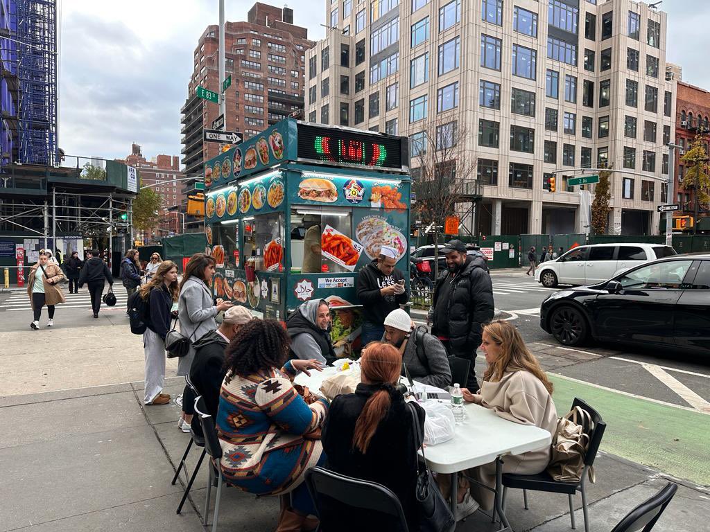 New Yorkers are lining up at 83rd and 2nd to buy chicken over rice to support Mohamed Hussein, the street vendor who was harassed by Islamaphobic former US State Department official Stuart Seldowitz. You gotta love this city ❤️