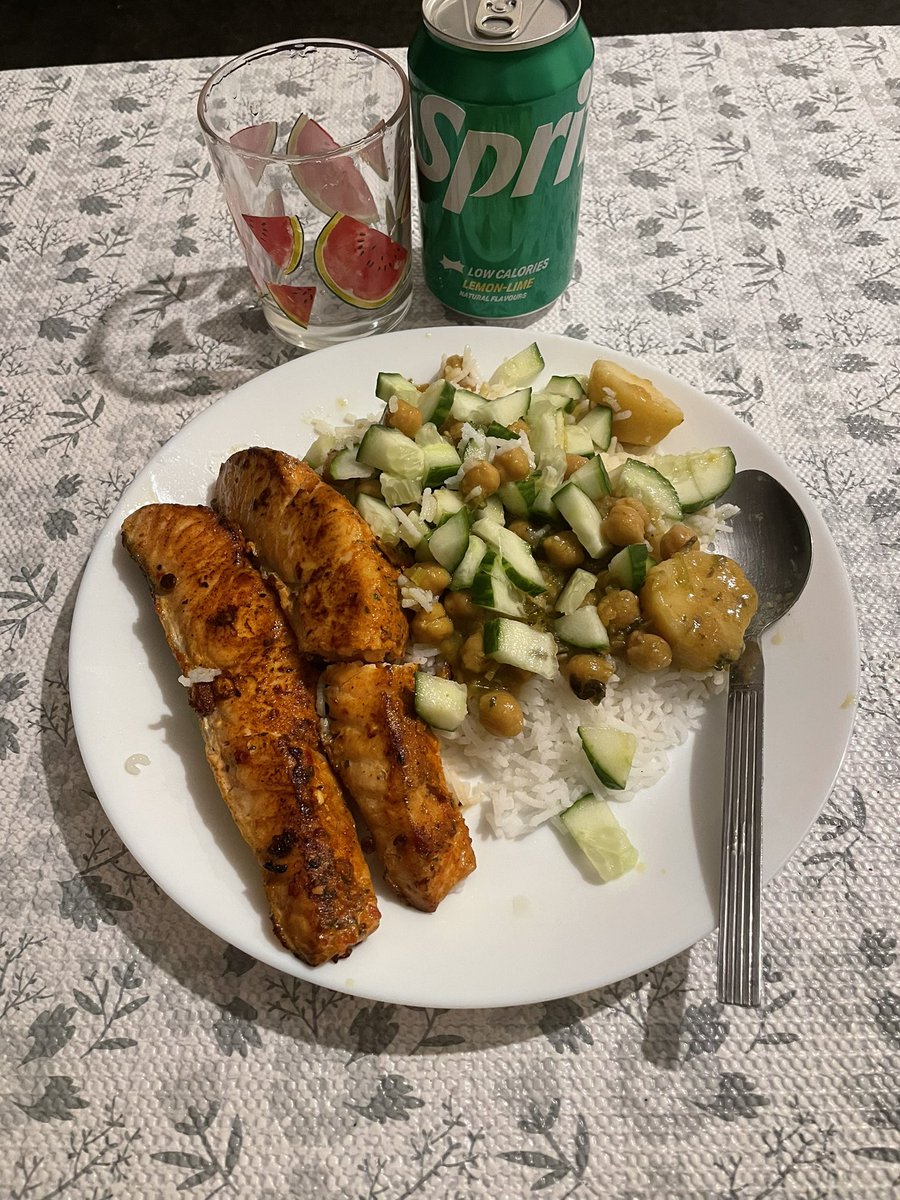 Javeria_raza8's tweet photo. Had salmon and salad a healthy dinner. #homemade #Glasgow #food #redsalmon https://t.co/fq4ZVEwbuh