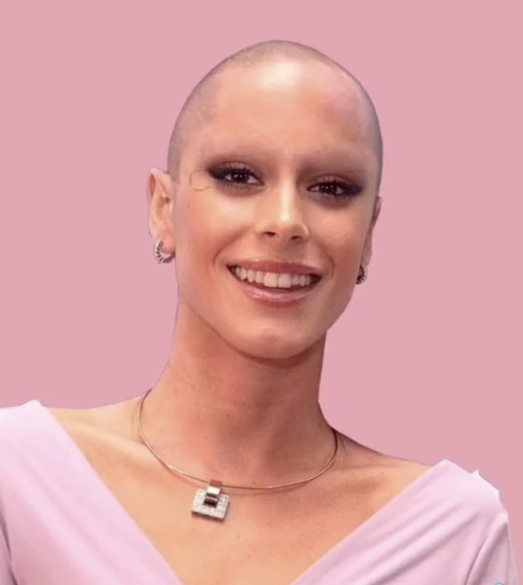 el look de tini en 2024 si sigue tiñéndose el pelo
