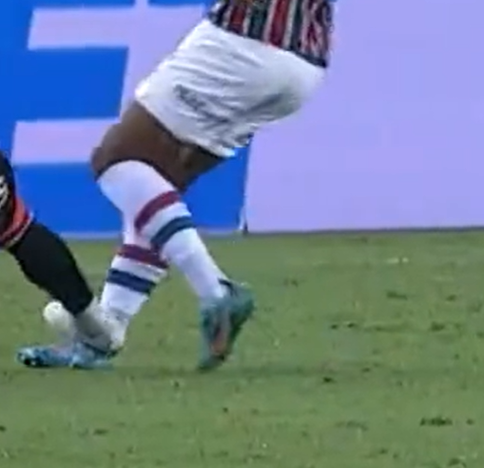 spfcsofredora's tweet photo. Pro Fluminense: expulsão 🟥
Pro São Paulo: segue o jogo 👍 https://t.co/07yoiDyeKu