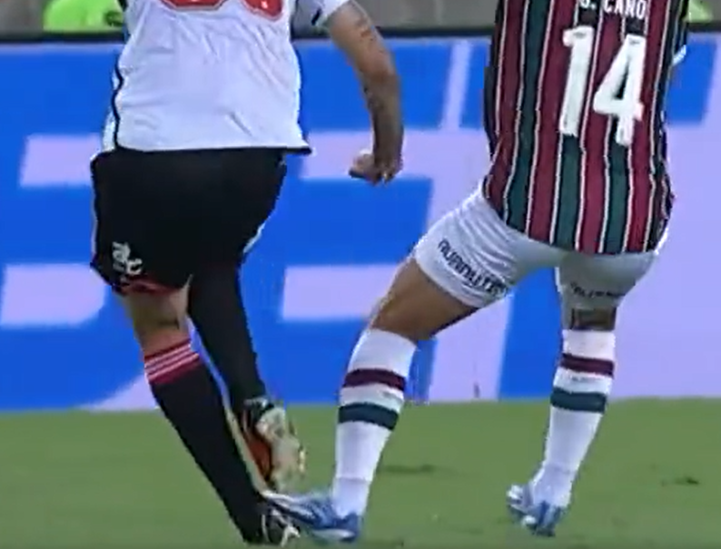 spfcsofredora's tweet photo. Pro Fluminense: expulsão 🟥
Pro São Paulo: segue o jogo 👍 https://t.co/07yoiDyeKu