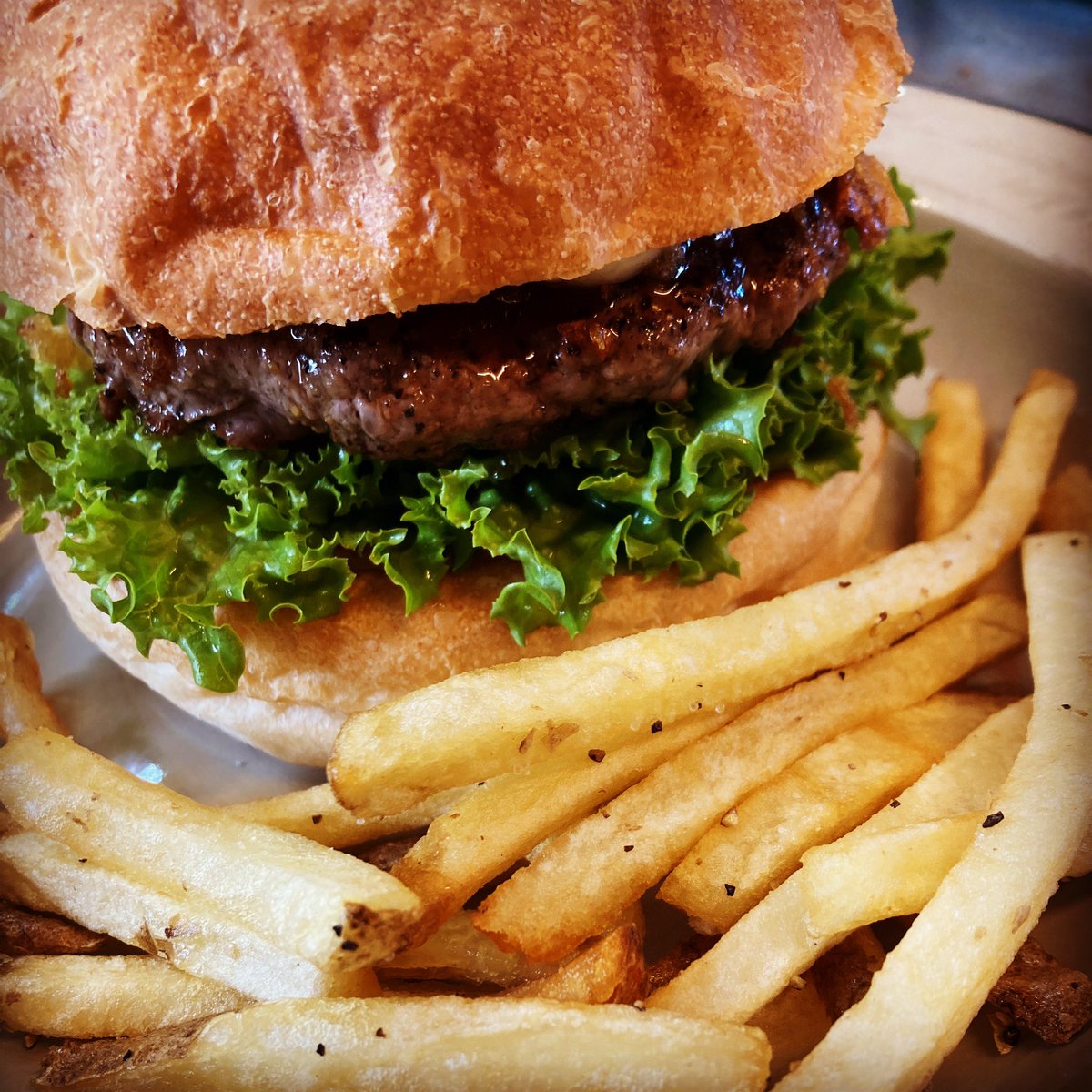 gatecampburger's tweet photo. CLASSICBURGER。オリジナルBBQソースのシンプルなバーガー。
埼玉県東武東上線志木駅南口より徒歩4分。本格的グルメバーガーのお店。
LUNCH TIME
11:30-15:00(L.O14:30)
DINNER TIME
18:00-23:00(Food L.O22:00)
水曜日定休日
宴会、貸切御相談ください。気軽にお電話ください。本日もお待ちしてます。 https://t.co/umzldsfdtX