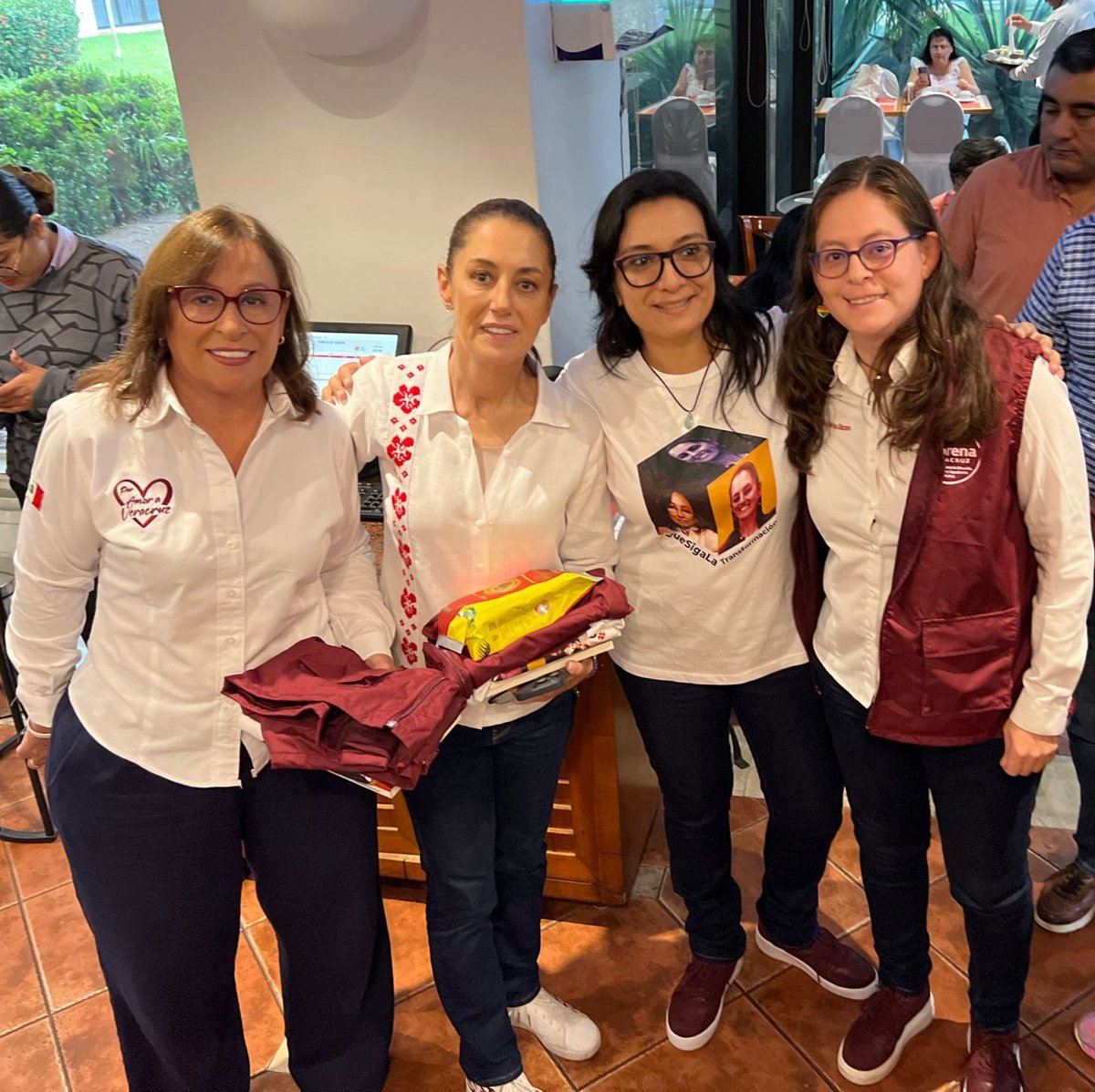 CarolaViveros11's tweet photo. Hoy fue un día especial con la presencia de @Claudiashein y @rocionahle en #Minatitlán , fue un honor entregarles unos presentes de parte de la #BrigadaDeLaIndignaciónALaAcción , me acompañó mi amiga Ariadna Leal para esta comisión.
 #EsTiempoDeMujeres https://t.co/yc4uNPn9I9