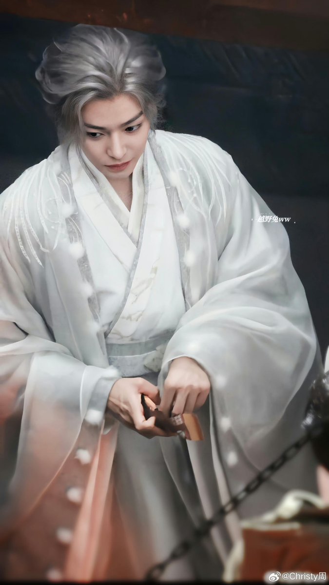 작품 두 개 같이 찍느라 고생이 많아 ... 🤍