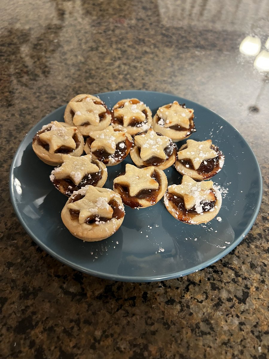 emma_broda's tweet photo. First attempt at mince pies (did not go well) but they taste good 😊 https://t.co/qzUidASiaZ