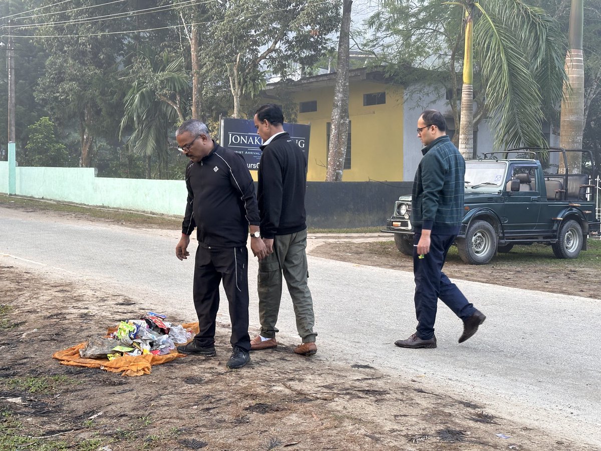 An early morning #cleaning and #plogging  in Kohora Convention Centre area.
#KazirangaNationalPark 
#SayNoToPlastics