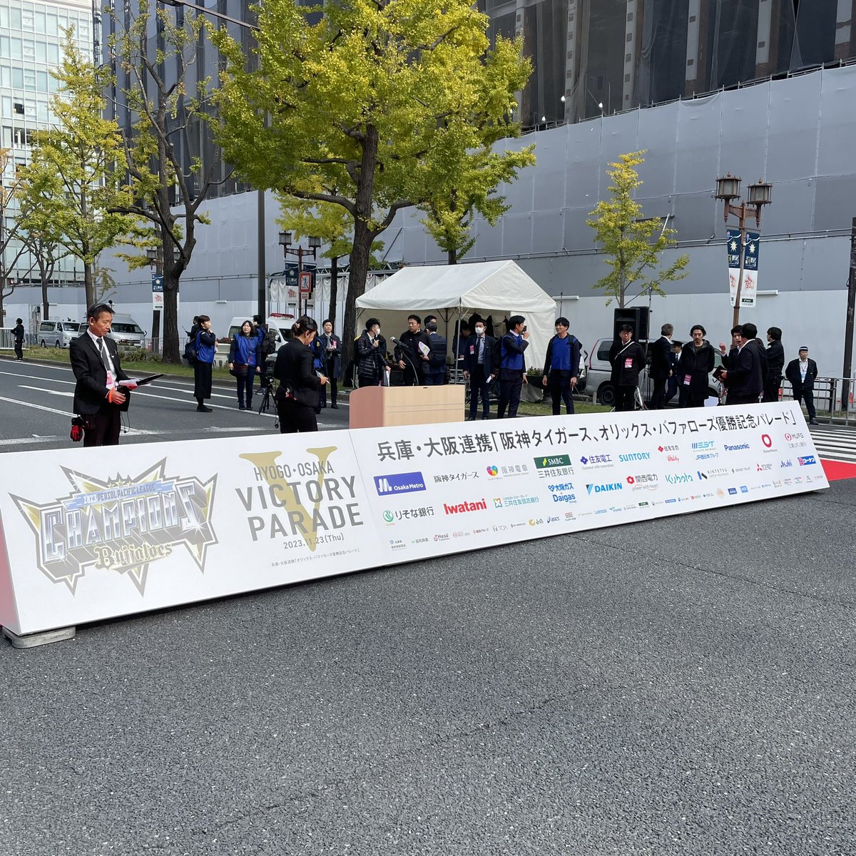 cozyuchida's tweet photo. この後11時から、大阪・神戸連携 プロ野球リーグ優勝記念パレード！
大阪会場・午前の部は内田絢子、午後の部は大抜卓人とFM802 DJが担当！！ https://t.co/TYpeqmRqHf