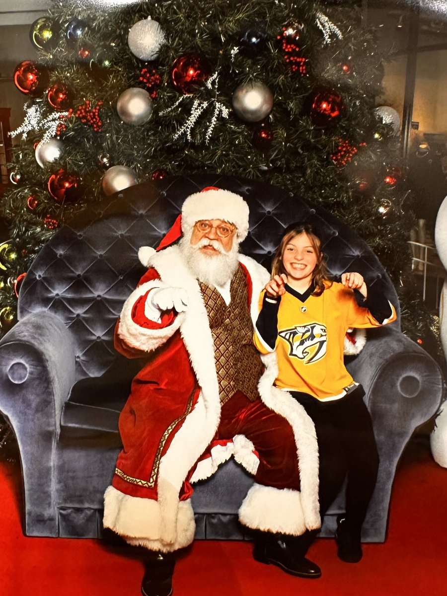Even Santa is a Preds fan!!! <a href="/PredsNHL/">Nashville Predators</a> #fangfingers