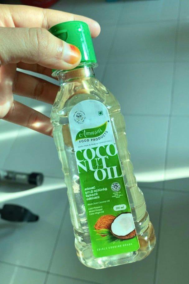 theiceraf's tweet photo. Lahh baru tahu guna coconut oil ni, kelemumur susah nak melekat kat rambut. Korang yang mana ada masalah ni, serious membantu weihhh 😭😭 https://t.co/w1ggK8vmO8