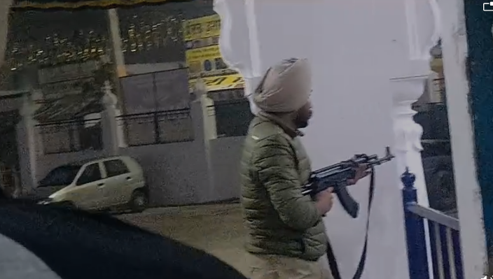 thind_akashdeep's tweet photo. #Breaking:- Clash between the Nihangs &amp; Police in the premises of  Gurdawara Akal bunga Sahib, Kapurthala. Reports of one police man died &amp; several among the both are injured.
#Punjab https://t.co/NAyxcwNNvx