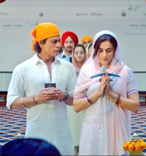 JacyKhan's tweet photo. Zariye tumhare dar pe Khuda ke
Mattha bhi hum tekte hain
Sab ki nigaahein uspe tiki hai
Par hum tumhe dekhte hain ❣️

@iamsrk its just too beautiful &amp; pure to be real.. so dreamy... Ishq ek ibadaat hi hai... Mujhe aap mein Rab dikhta hai... saach mein dikhta hai 🥰

#LuttPuttGaya https://t.co/cQwqgZwq60