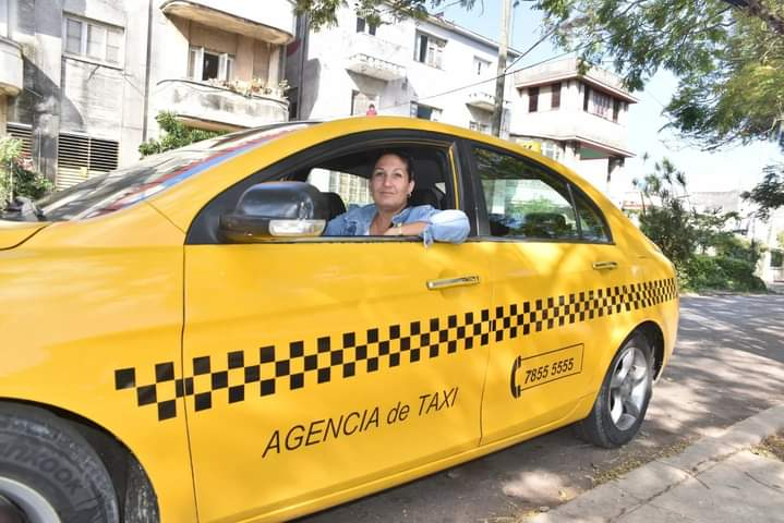 DeanAlvarez18's tweet photo. ¡Mujeres al volante! 💪
Capaces, responsables y siempre con una sonrisa, así son nuestras conductoras 🚖🛺
Nuestra empres Taxis Cuba apuesta fuerte por la #igualdadgenero‼️
#taxiscuba #cuba #mujeres #mujeresconductoras #responsabilidad #igualdadgenero
#MitransCuba #OSDEGEA. https://t.co/ESBVyRMiZq