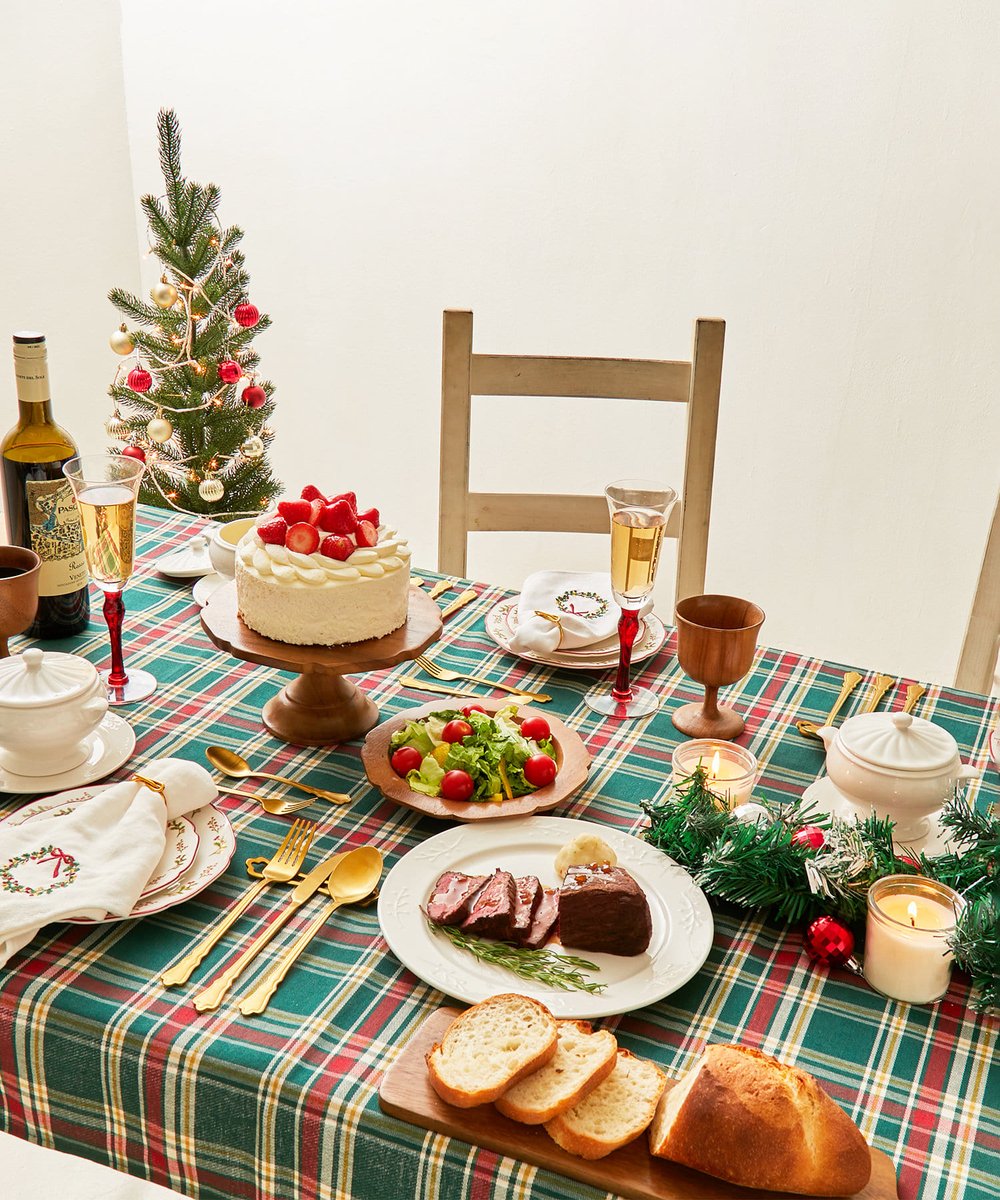 NEW＊ テーブルクロス 500円（税込550円） クリスマスらしさが溢れる