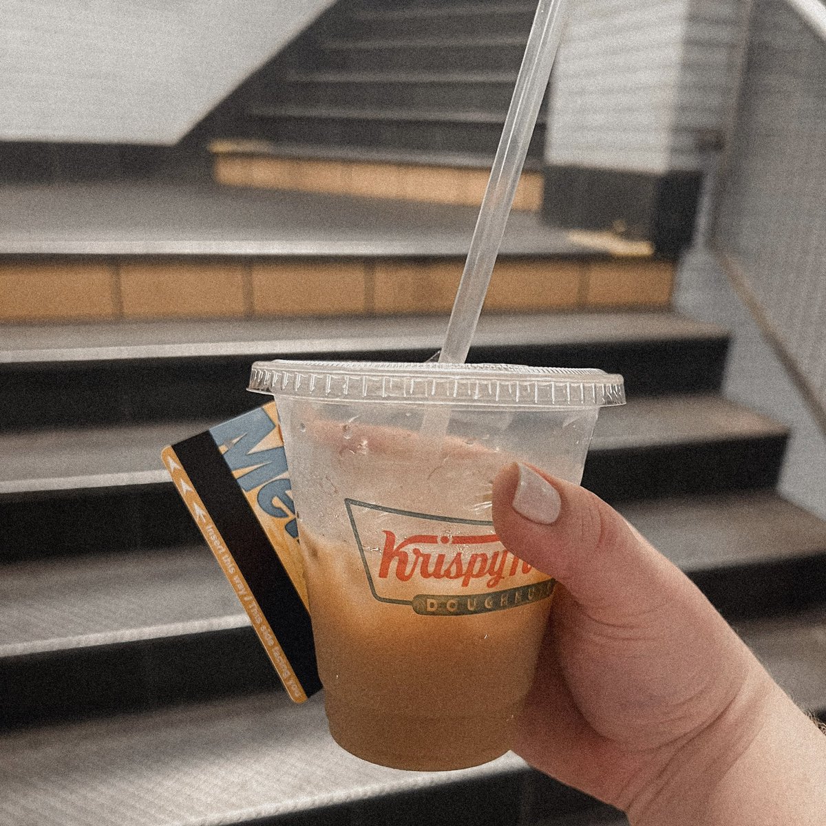 alynescarpioni's tweet photo. queria só pegar um café gelado, um donut e bater perna https://t.co/XqKFOB8kxH