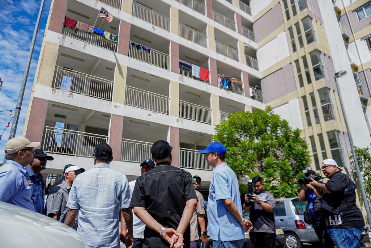 _AmranFans's tweet photo. Projek Khas Perumahan Nelayan (PKPN) di Pulau Pangkor, Perak.

Untuk yang tak tahu, projek ni merupakan usaha Kerajaan Persekutuan bagi meningkatkan taraf hidup isi rumah berpendapatan rendah dengan membaik pulih rumah, membina baharu rumah dan mewujudkan penempatan semula nelayan dengan prasarana asas supaya golongan nelayan menikmati kualiti hidup yang lebih selesa.

Projek PKPN ini merangkumi tiga kategori iaitu:
1. Bina Baharu Rumah Nelayan
2. Baik Pulih Rumah Nelayan
3. Penempatan Semula Nelayan (PSN)

Kerajaan melalui Lembaga Kemajuan Ikan Malaysia (LKIM) telah menerima peruntukan berjumlah RM460 Juta bagi Projek Khas Perumahan Nelayan (PKPN) ini.