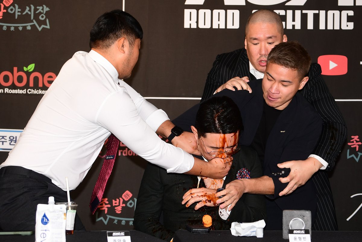 doc2kyo's tweet image. 11월 22일 기자회견에서 쇼유 니키가 저지른 간장 테러 사건. 12월 16일 로드FC 067에서 100초 동안 싸우는 개그맨 윤형빈과 날카로운 신경전. 대단한 건 아니지만, 쇼유 니키가 부은 간장은 일본에서 가져온 간장은 아니고 한국에서 구입한 간장이라고. #ROADFC #ROADFC067