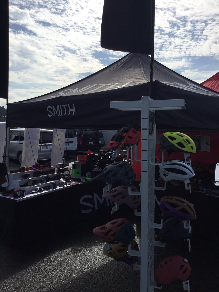 sns_seofes's tweet photo. SMITHブース

https://t.co/CpFFbbJkKN

ヘルメット以外にも今回のオススメは
アイウェア。

もともとはランニング向けに開発されたモデルですが、視界の広さとかけ心地の良さでロードレーサーに人気が出ています。

プロBMXレーサーの　#菊池雄　@YouBmx044 
選手もオススメです。

#smithopticsjp https://t.co/XkstuoF1Sn