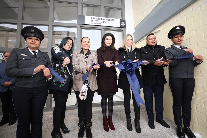 semujeres_qro's tweet photo. La dignidad no conoce barreras. Hoy, el Sistema Penitenciario da un paso más hacia la humanización de los espacios con la inauguración del comedor en el Centro Penitenciario para Mujeres. #MujeresLibres #ContigoyPorTi https://t.co/faxZ0ZvOkS